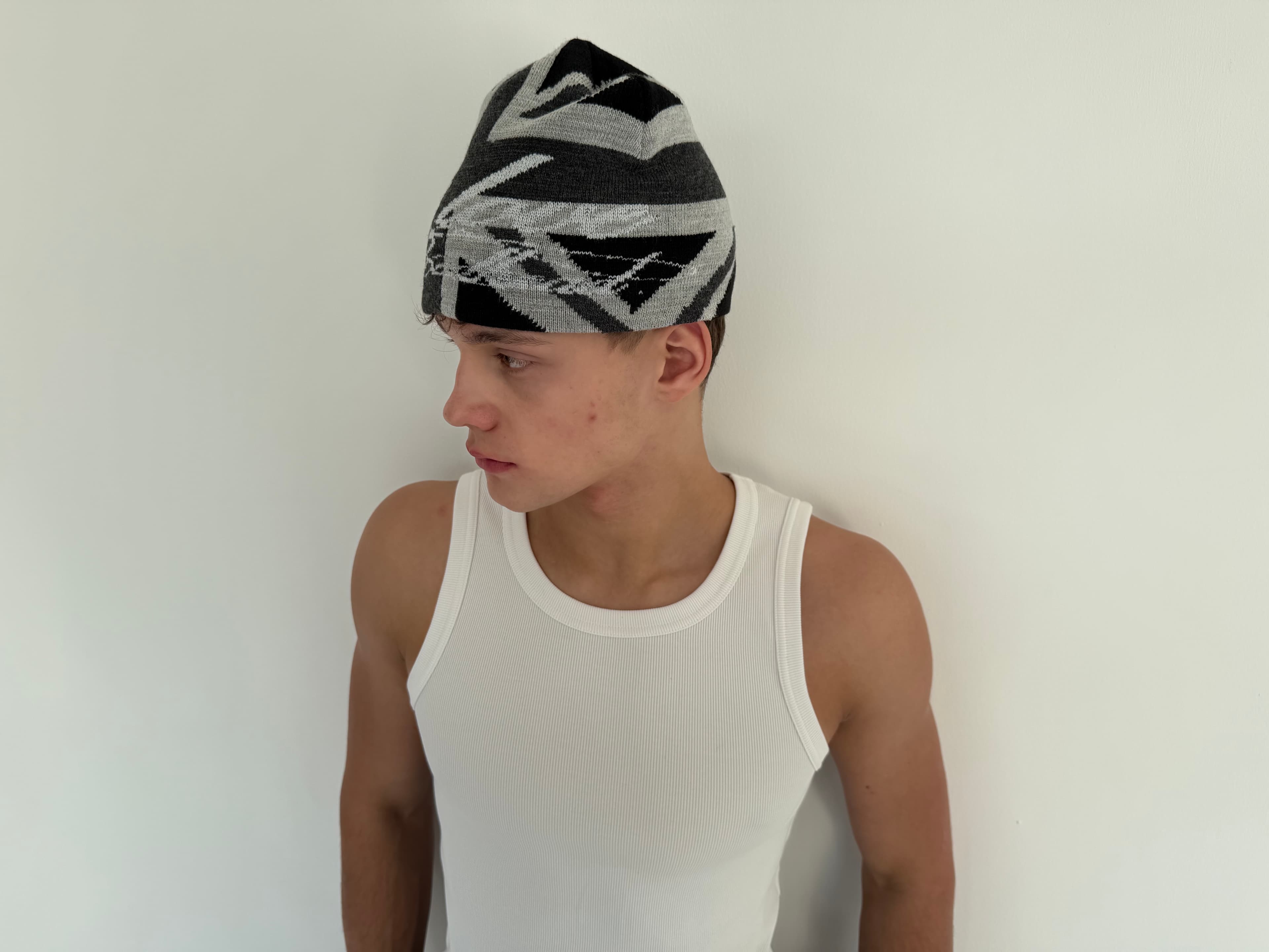 HAT “BRITAIN” WHITE-BLACK