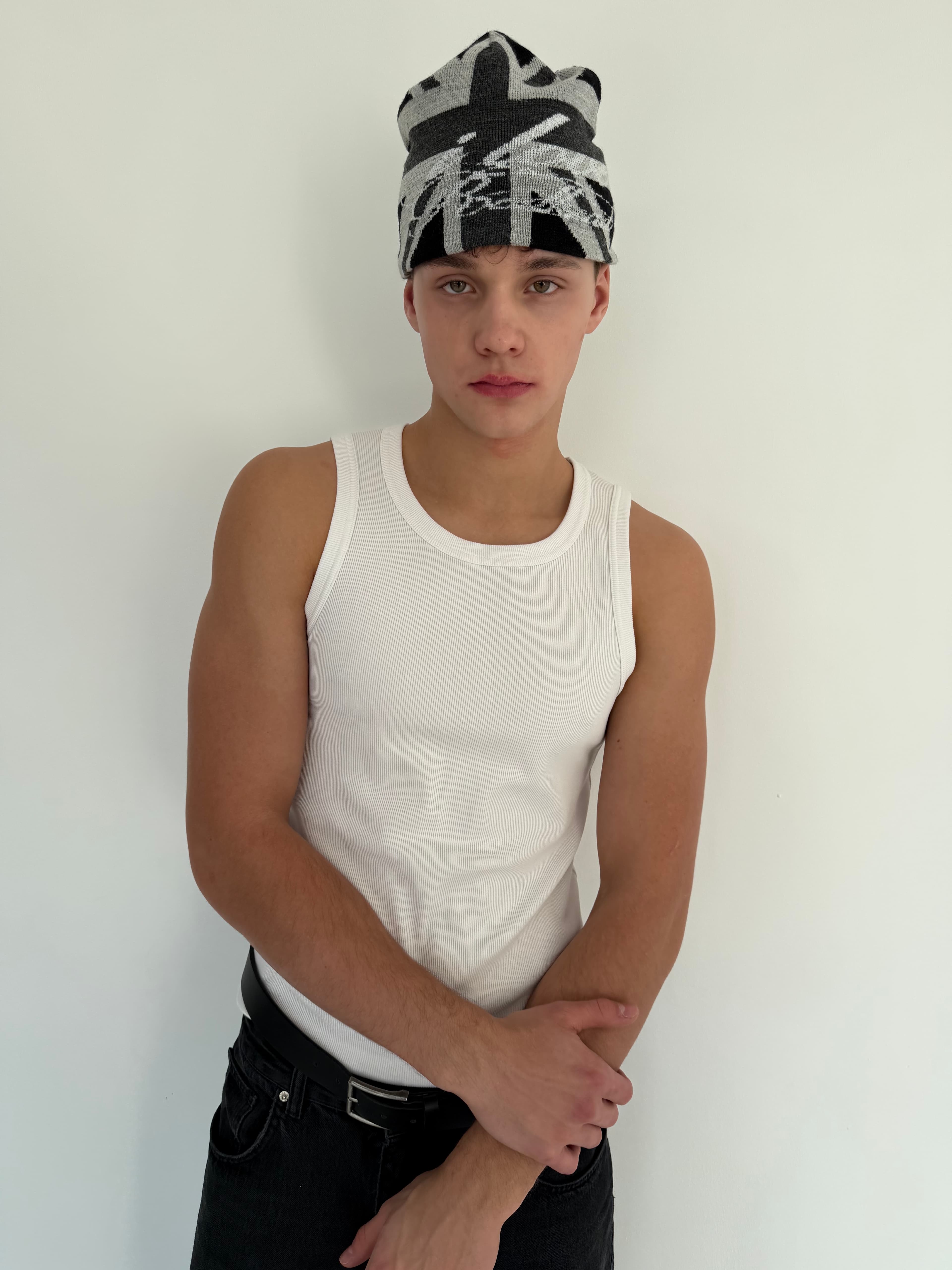 HAT “BRITAIN” WHITE-BLACK